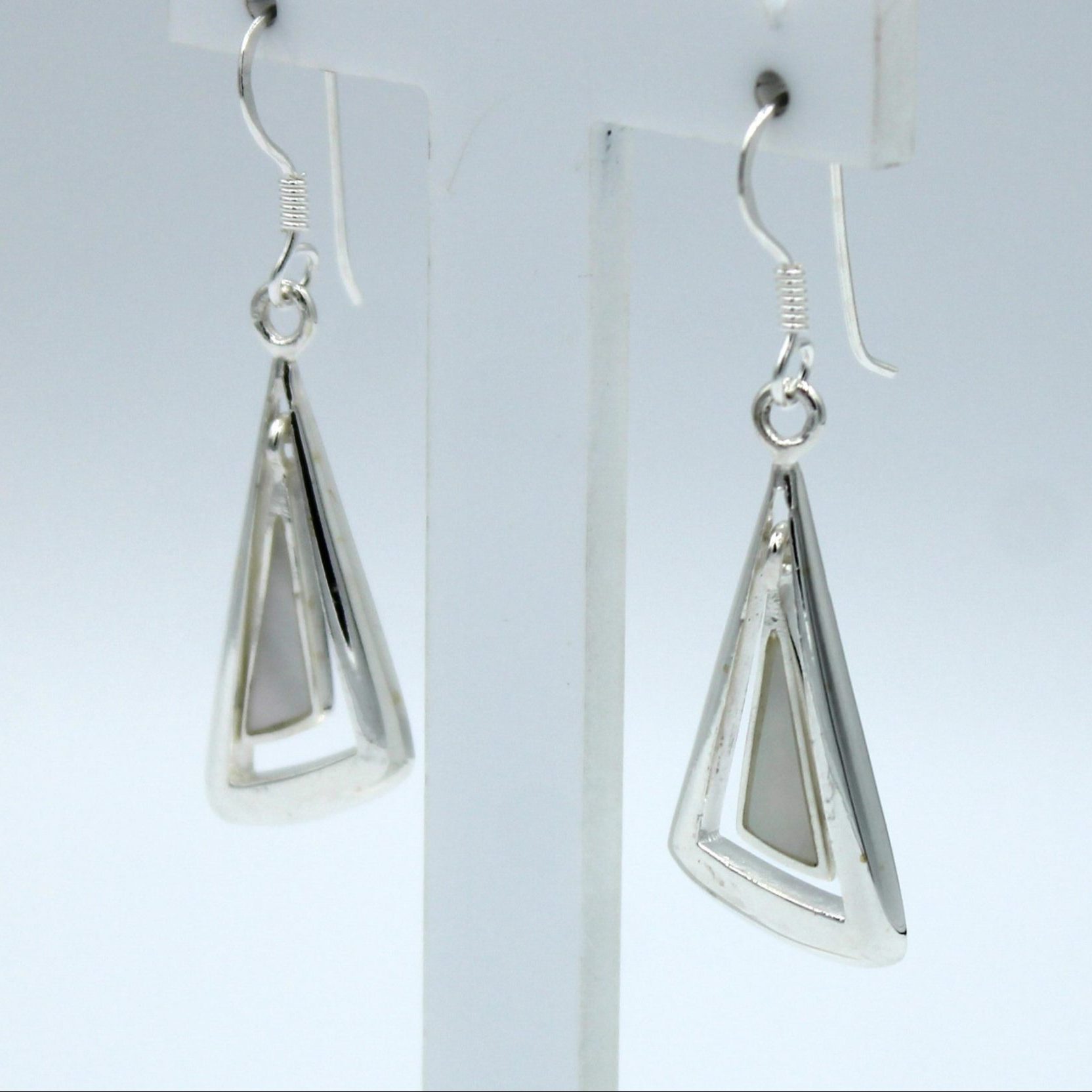 Boucles D'oreilles Pendantes Triangle En Nacre - Blanc - Fermoir Clous - Alliage - Neuf Sans Emballage